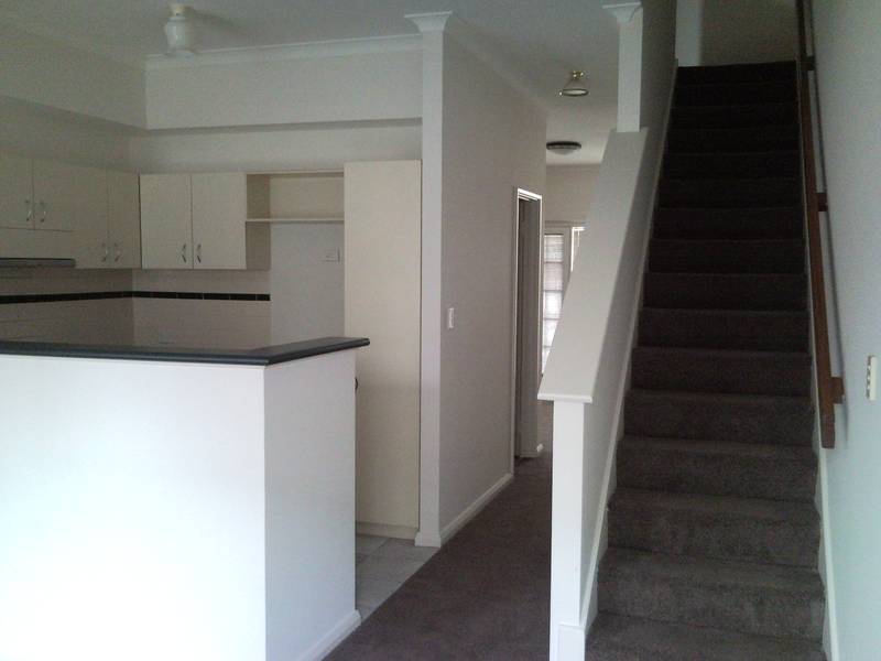 CITY TOWN HOUSE .... FRESHLY PAINTED, AIR CON, FOXTEL Picture 2