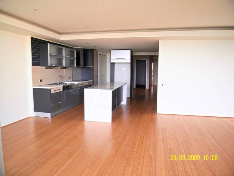 Brand New, Large Apartment with Sensational River Views Picture 2