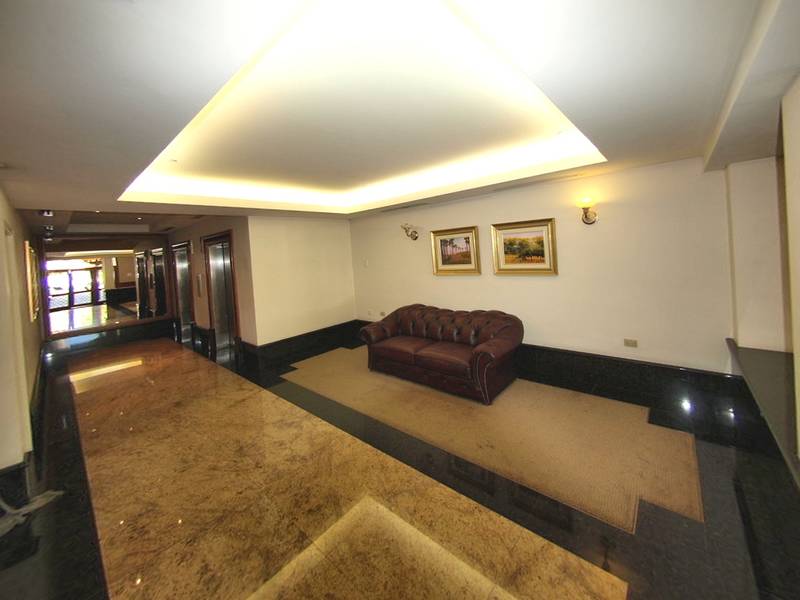 Luxurious Top Level Penthouse! Picture 3