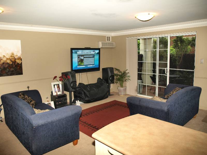 POOLSIDE RETREAT Picture 2