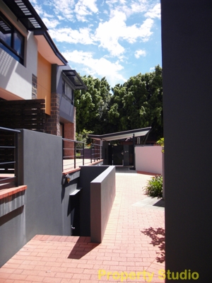 FABULOUS ARCHITECT DESIGNED 3 STOREY TOWN HOUSE Picture 3