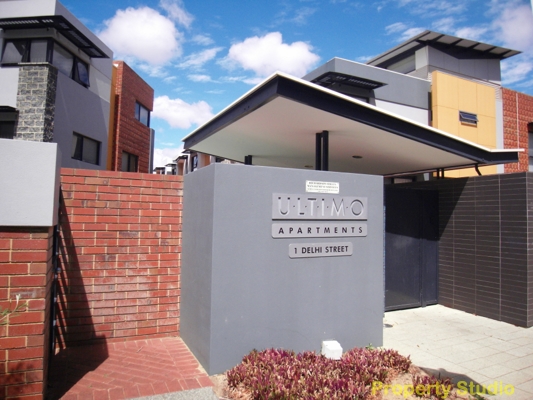 FABULOUS ARCHITECT DESIGNED 3 STOREY TOWN HOUSE Picture 1