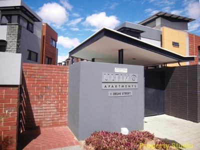 FABULOUS ARCHITECT DESIGNED 3 STOREY TOWN HOUSE Picture