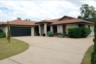 Stunning Prestige Acreage Picture