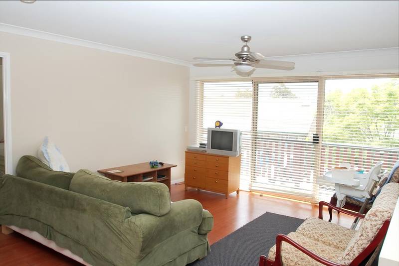 Red Hot Townhouse With DLUG! Picture 2