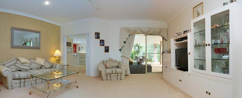 Massive 3000m2 Block, Stunning Home, Very Private Picture 2