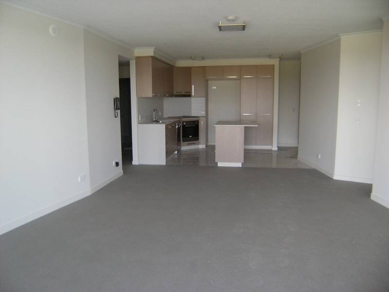 Prestige Golf Course Living Picture 2