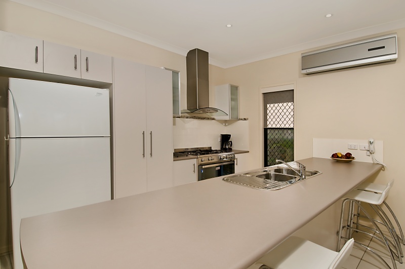 A little bit more with 4 bedrooms + study Picture 3