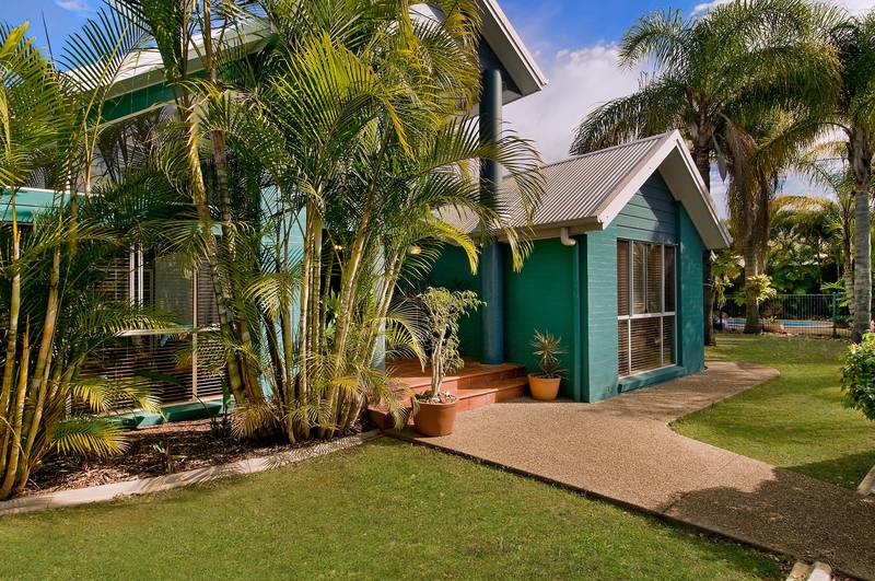 Often Admired Oasis with pool, 780m2 block Picture 1