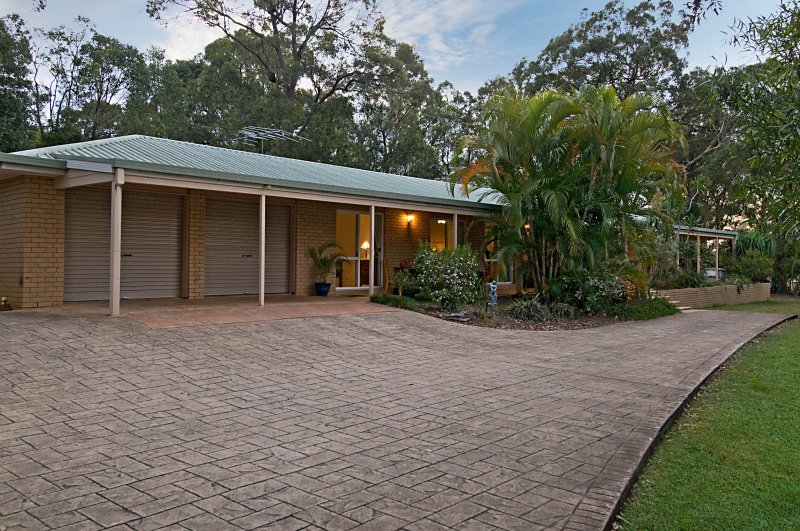 GRAB THIS LIFESTYLE - HUGE HOME ON 3031m2 Picture 1
