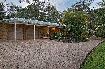 GRAB THIS LIFESTYLE - HUGE HOME ON 3031m2 Picture