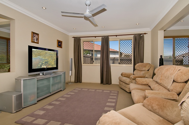 STUNNING MODERN FAMILY HOME - STUDY, SIDE ACCESS, ROOM FOR A POOL Picture 2