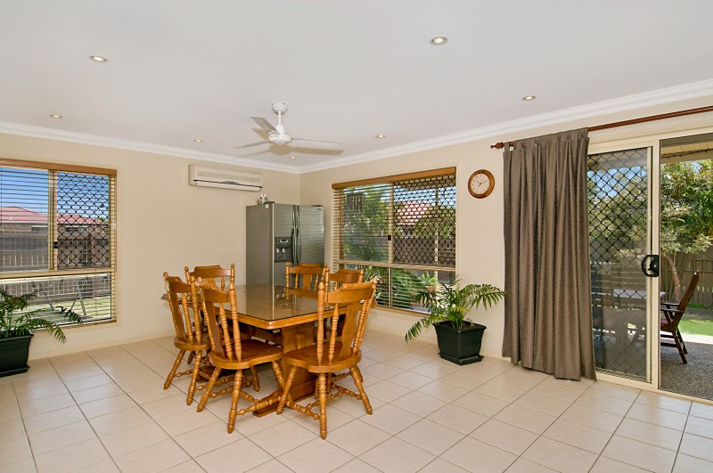 STUNNING MODERN FAMILY HOME - STUDY, SIDE ACCESS, ROOM FOR A POOL Picture 3