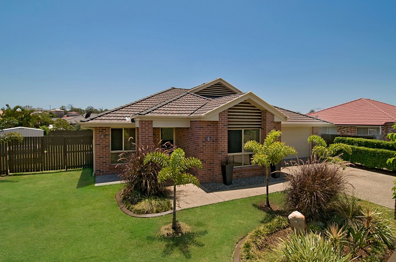 STUNNING MODERN FAMILY HOME - STUDY, SIDE ACCESS, ROOM FOR A POOL Picture 1