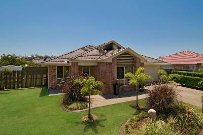 STUNNING MODERN FAMILY HOME - STUDY, SIDE ACCESS, ROOM FOR A POOL Picture