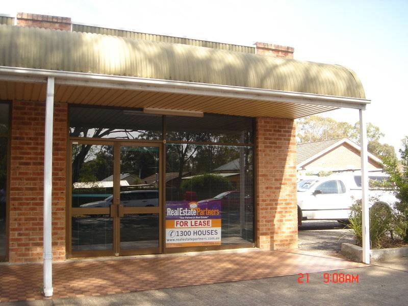 Commercial shop in central Wilton Picture 1
