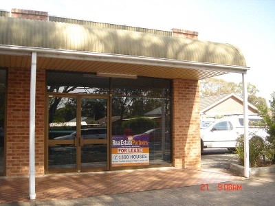 Commercial shop in central Wilton Picture