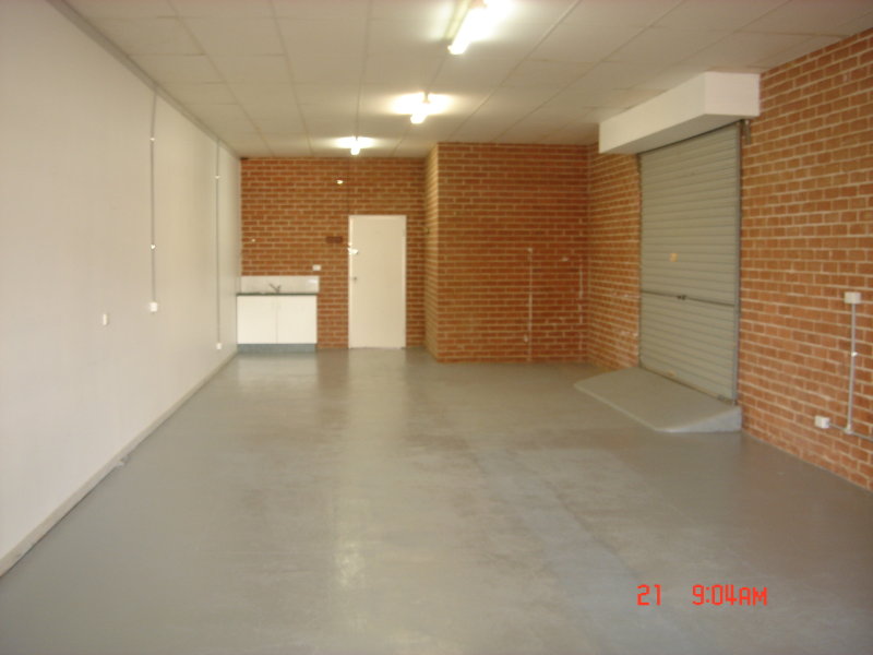 Commercial shop in central Wilton Picture 2