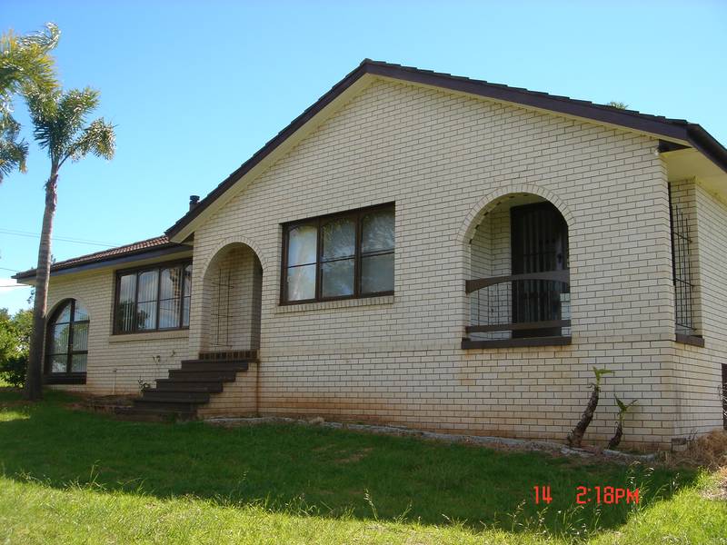 5 Acres - Renovated home Picture 1