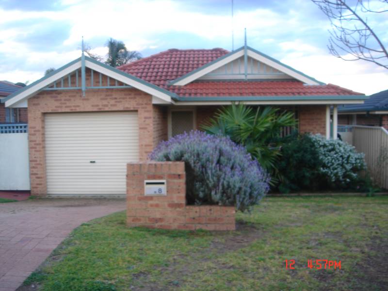 FULLY FURNISHED - 3 Bedroom home in good location Picture 1