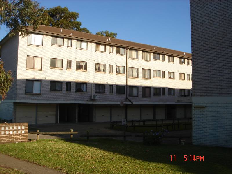 2 Bedroom Unit in convenient location Picture 1