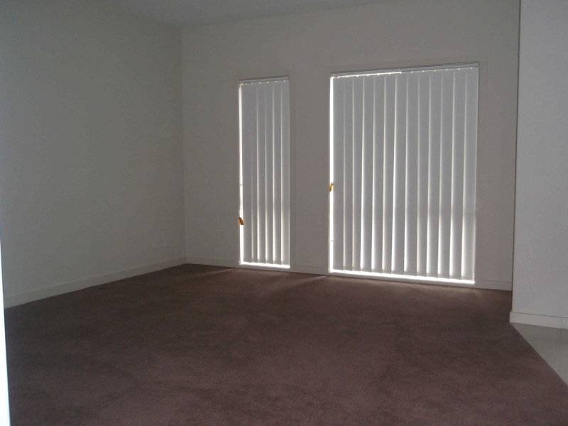 Townhouse close to schools - OPEN HOUSE Tues2ndJune@5pm Picture 3