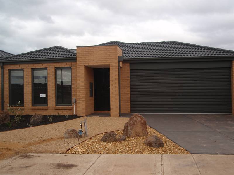 4 Bedrooms in Brimbank Gardens Estate Picture 1