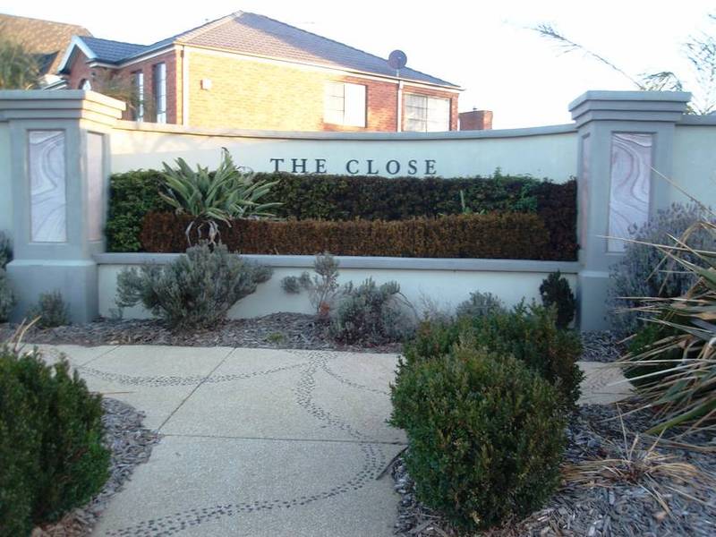 PRESTIGOUS BY THE LAKE Picture 2