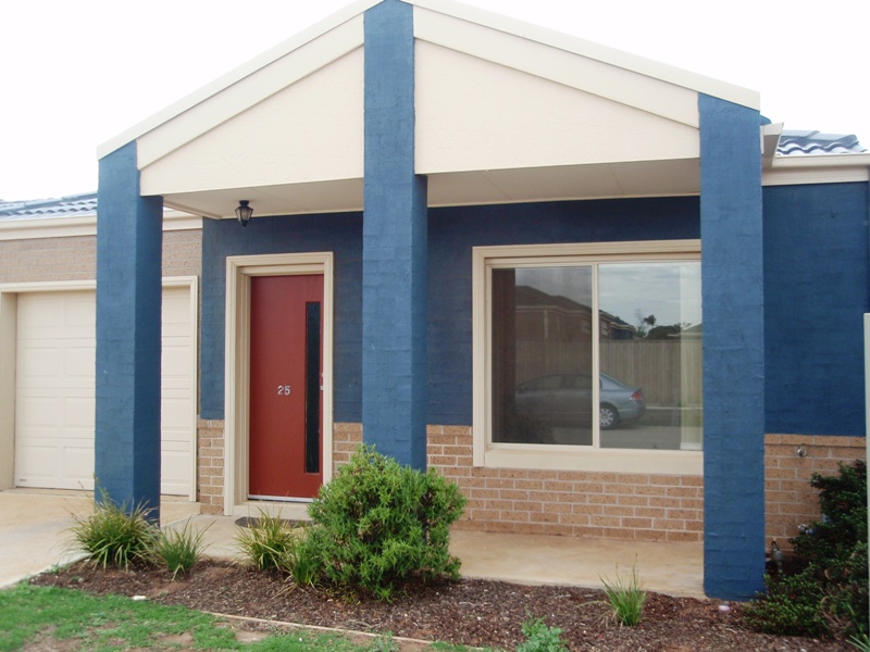 Lovely 3 Bedroom Villa with Lockup Garage Picture 3