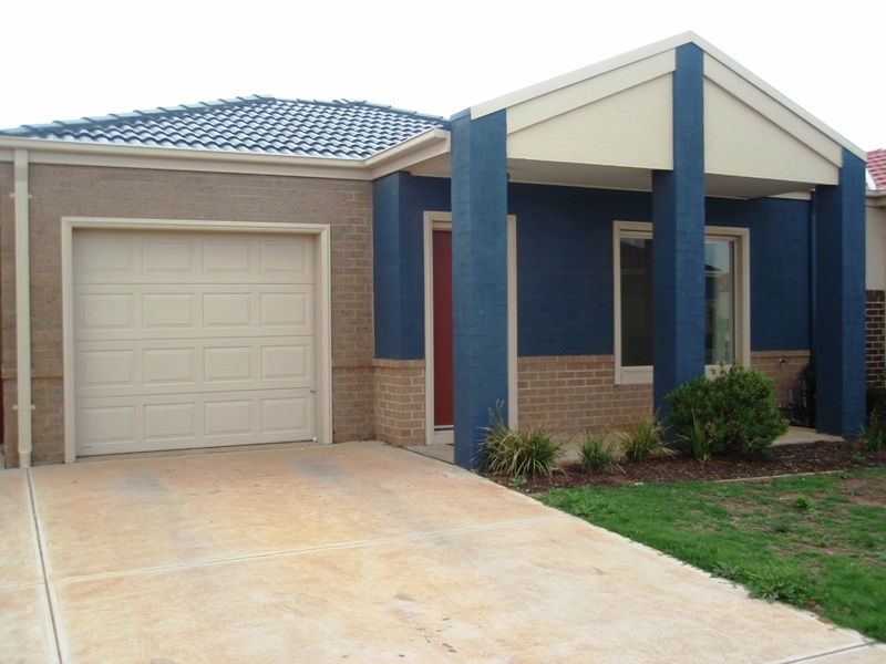 Lovely 3 Bedroom Villa with Lockup Garage Picture 2