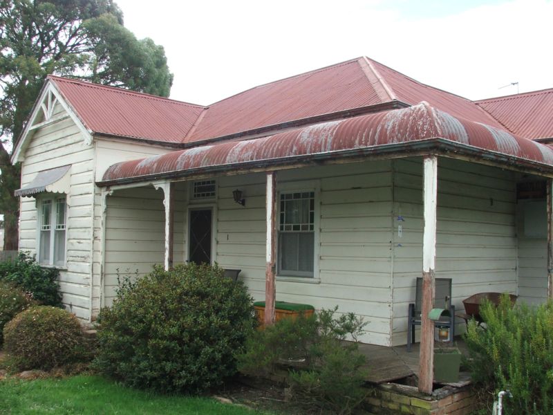 Character Weatherboard Cottage Picture 1