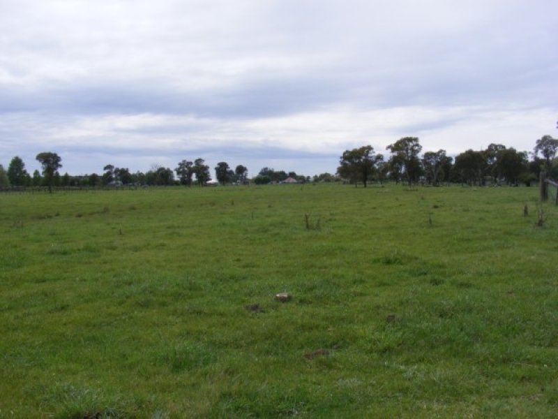 Subdivision land on the edge of town Picture 1