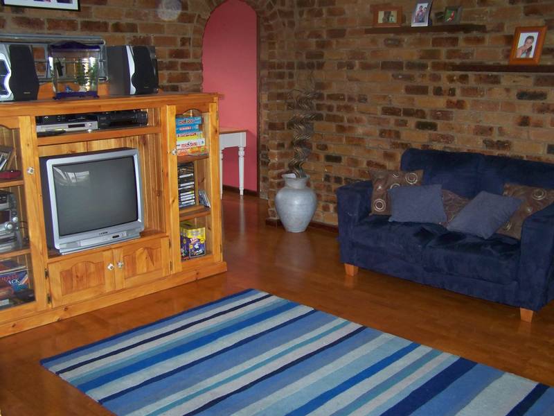 FAMILY BRICK HOME IN QUIET LOCATION Picture 2