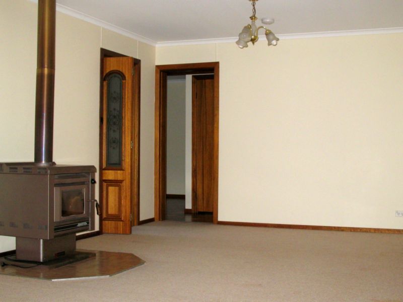 Family Living In Guyra. Picture 2