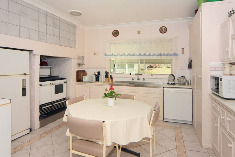 Private, Quality Country & Yesteryear Charm Picture 2