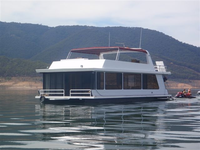 Lake Eildon Houseboat Picture 1
