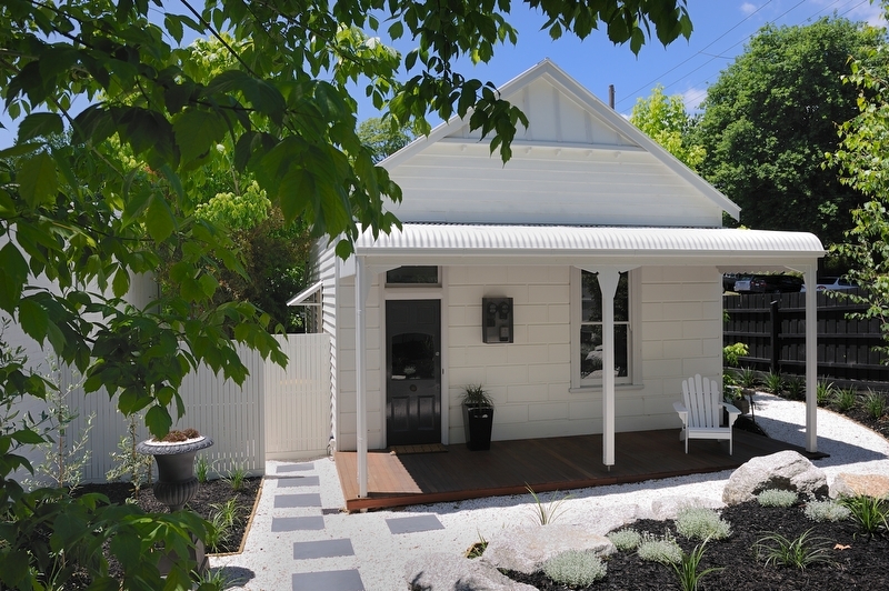 Black & White on Green Picture 1