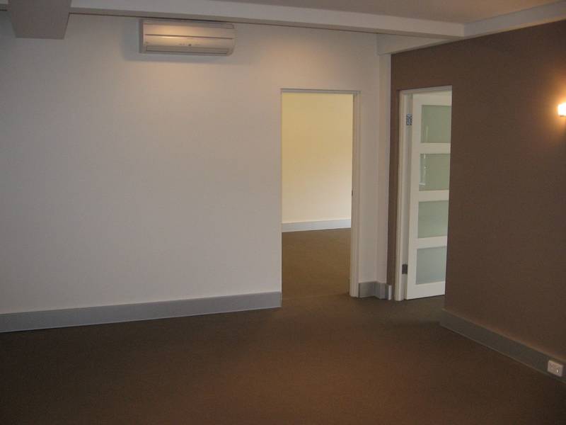 STUNNING OFFICE SPACE IN TOWN CENTER Picture 2