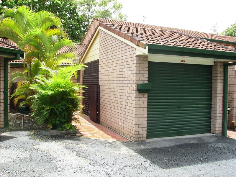 Cute & Cozy Townhouse Picture 1