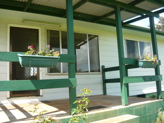 Pet Friendly with HUGE shed Picture 3