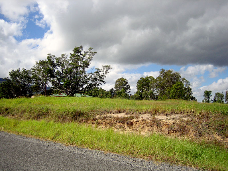 HIGH & DRY AND
THE PERFECT LOCATION Picture 1