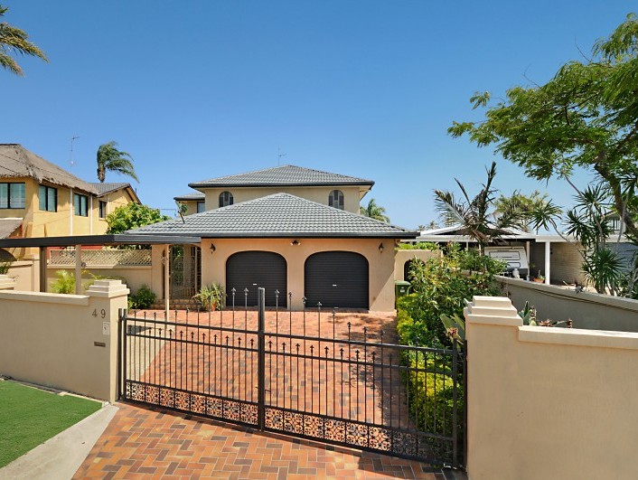 In the Heart - Just off Main River! Picture 3