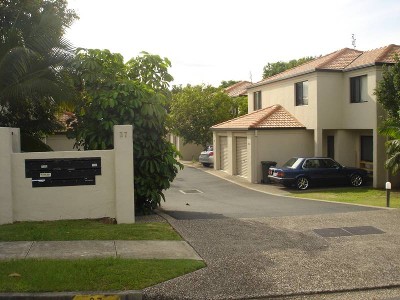 A lovely private townhouse with a pool Picture