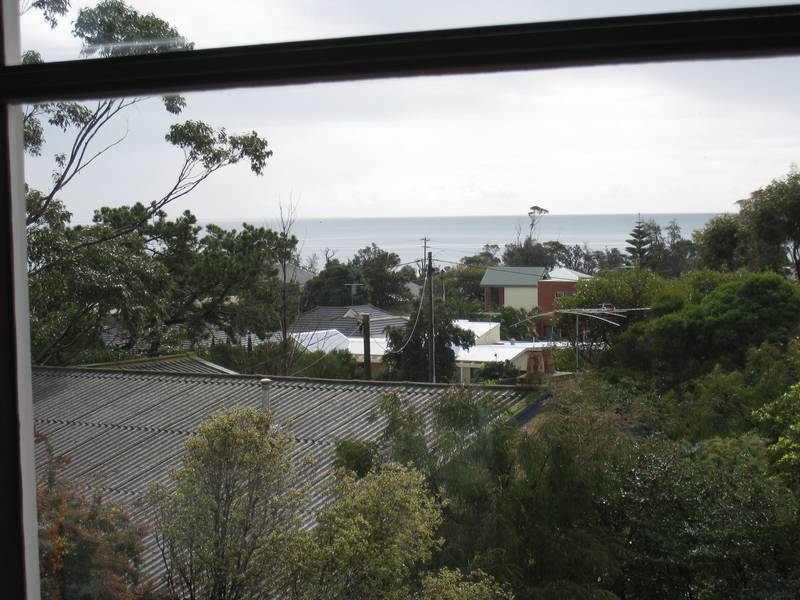 GREAT BAY VIEWS AND JUST 300 METRES FROM VILLAGE SHOPS AND FABULOUS SOUTH BEACH Picture 2