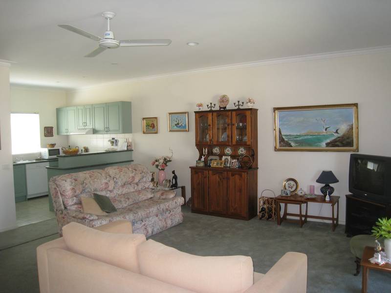 VIBRANT BEACH HOUSE Picture 3