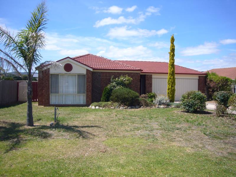 COUNTRY CLUB LIVING AT ITS BEST Picture 1