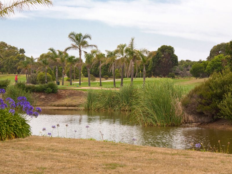 COUNTRY CLUB LIVING AT ITS BEST Picture 3