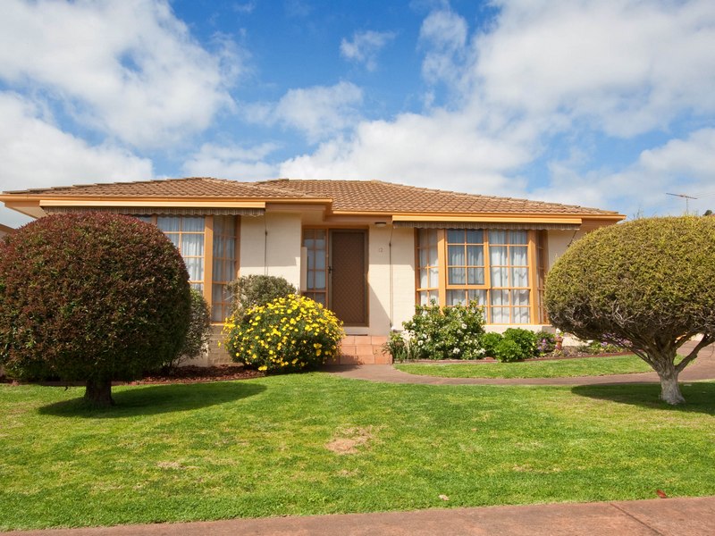 BEACHSIDE 2 BEDROOM UNIT - FREASHLY PAINTED, NEW CARPETS AND NEW LANDSCAPING Picture 1