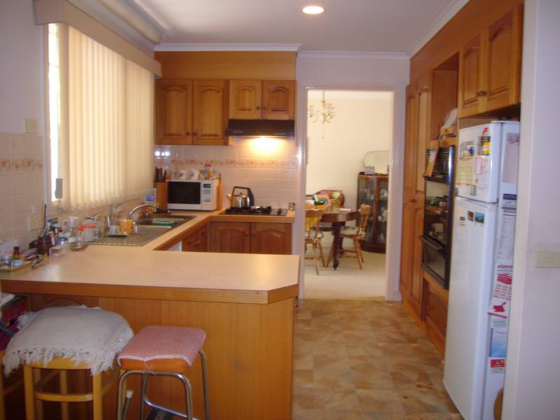 WALK TO THE SHOPS Picture 2