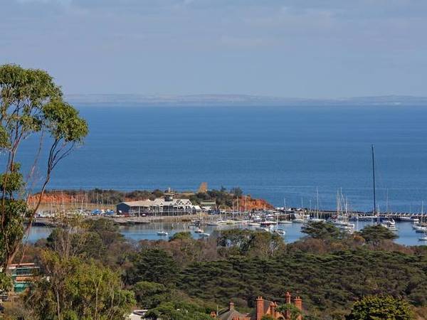 EXHILARATING BAY AND BOAT HARBOUR VIEWS THAT WILL LEAVE YOU SPELL BOUND Picture 1